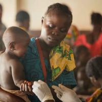 Untersuchung eines Kindes In der Klinik Gobongo. Foto: Sébastien Duijndam.