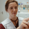 Eine ehrenamtliche Ärztin von Ärzte der Welt untersucht einen Patienten in einer open.med Praxis mit einem Stethoskop. Foto: Max Avdeev