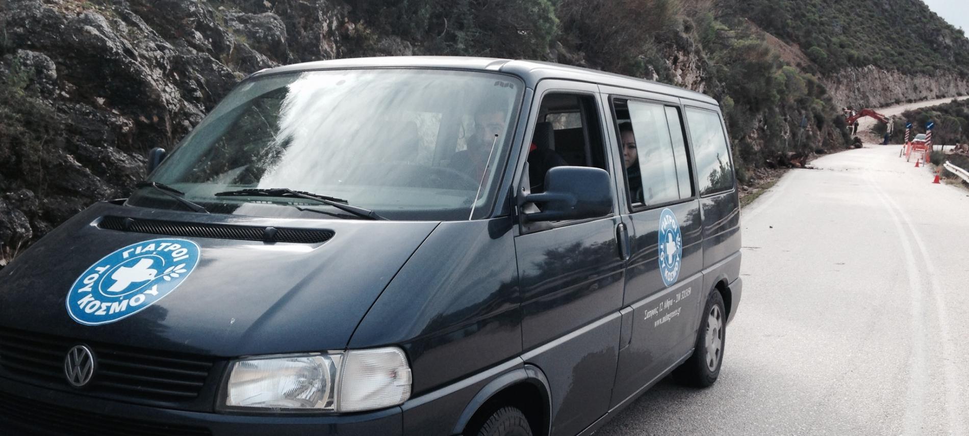 Ein Bus von Ärzte der Welt Griechenland auf dem Weg in den Einsatz