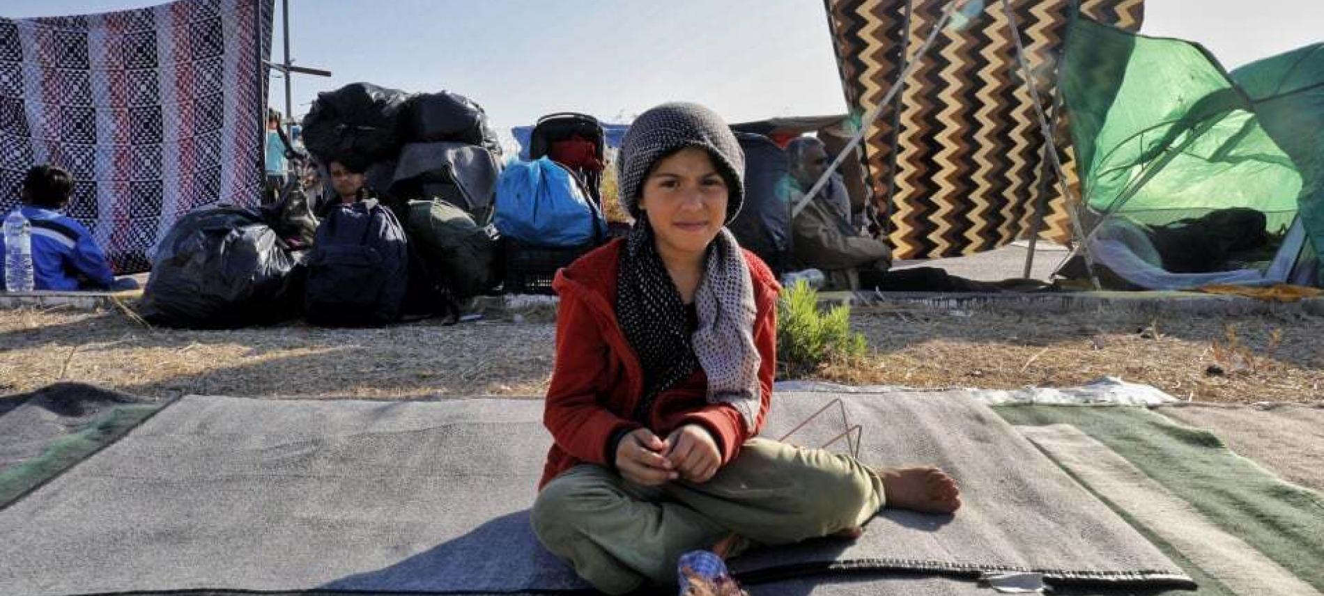 Auch viele Kinder müssen im Freien übernachten, nachdem das Moria-Camp abgebrannt ist. Foto: Yiannis Yiannakopoulos Ein Mitarbeiter von Ärzte der Welt mit Flüchtlingskindern auf Lesbos. Foto: Yiannis Yiannakopoulos