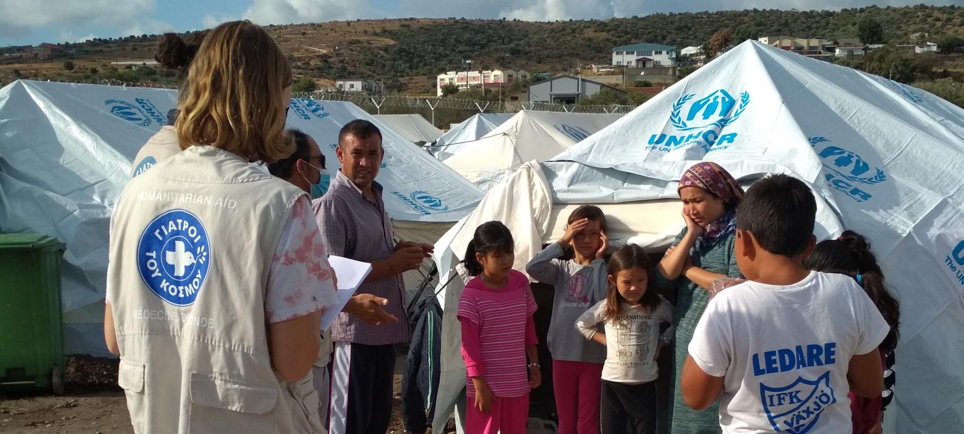 Ärzte der Welt-Mitarbeiter*innen mit Flüchtlingen auf der Insel Lesbos. Foto: Yiannis Yiannakopolous