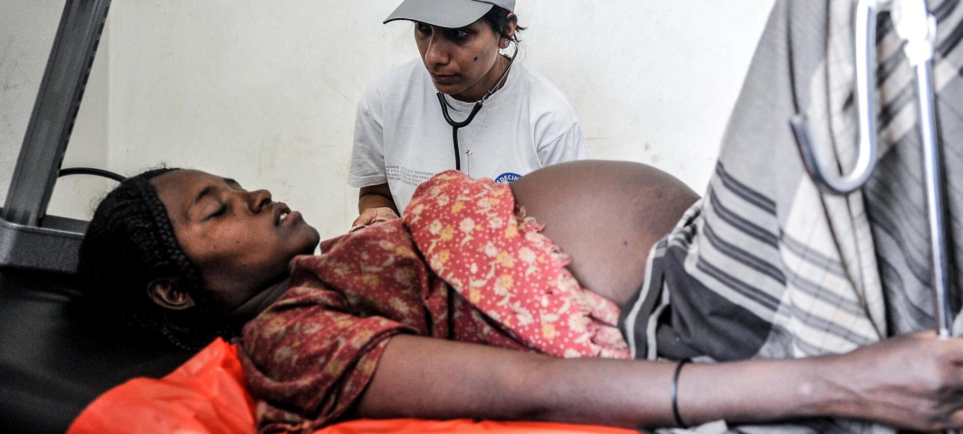 Eine Schwangere wird vom Ärzte der Welt-Team betreut. Foto: Ärzte der Welt