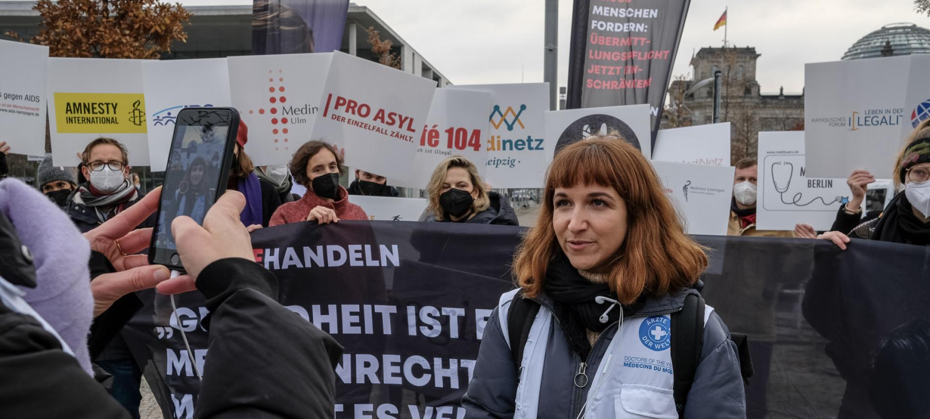 Ärzte der Welt und weitere Organisationen demonstrieren vor dem Reichstag in Berlin. Foto: Peter Groth