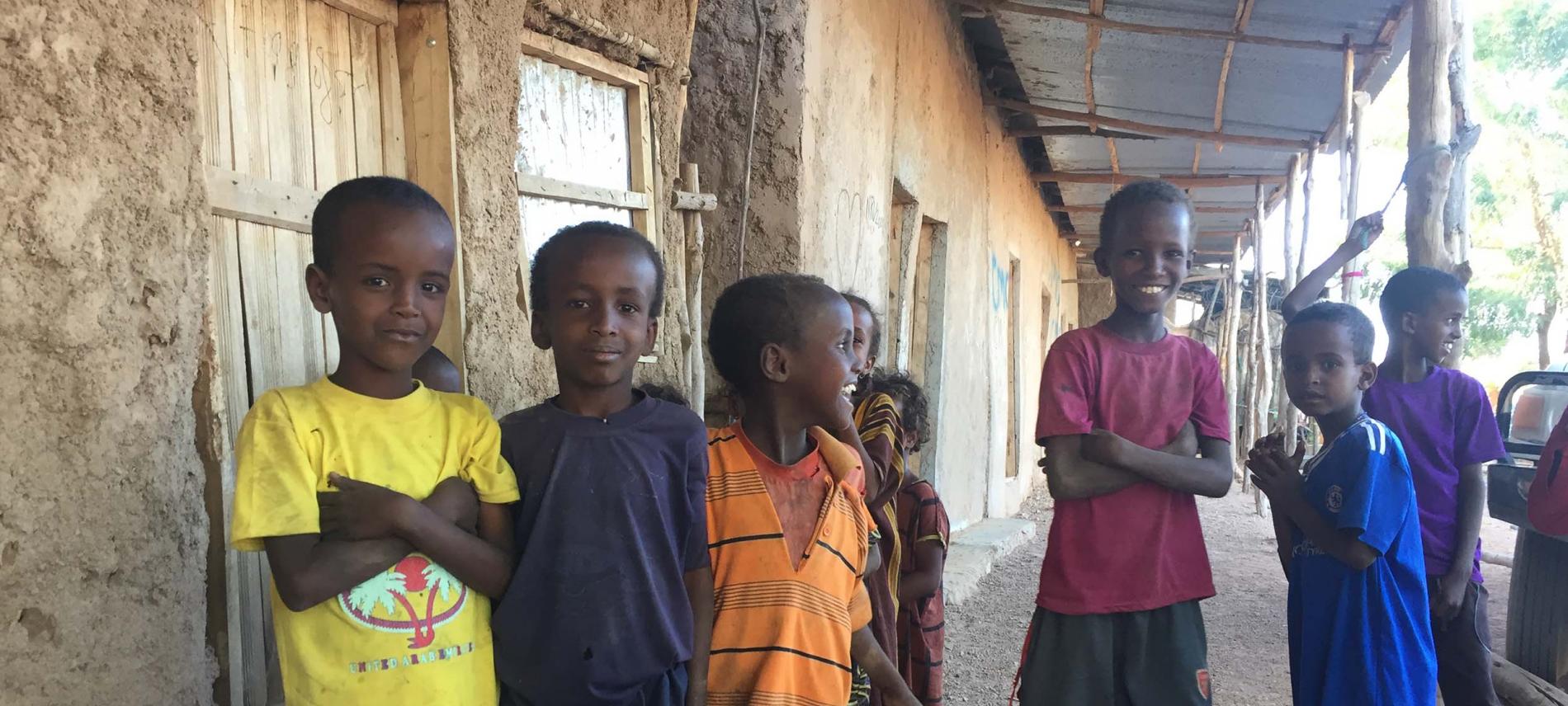 Kinder bei einem Gesundheitszentrum in Lagahida in Äthiopien. Foto: Ärzte der Welt
