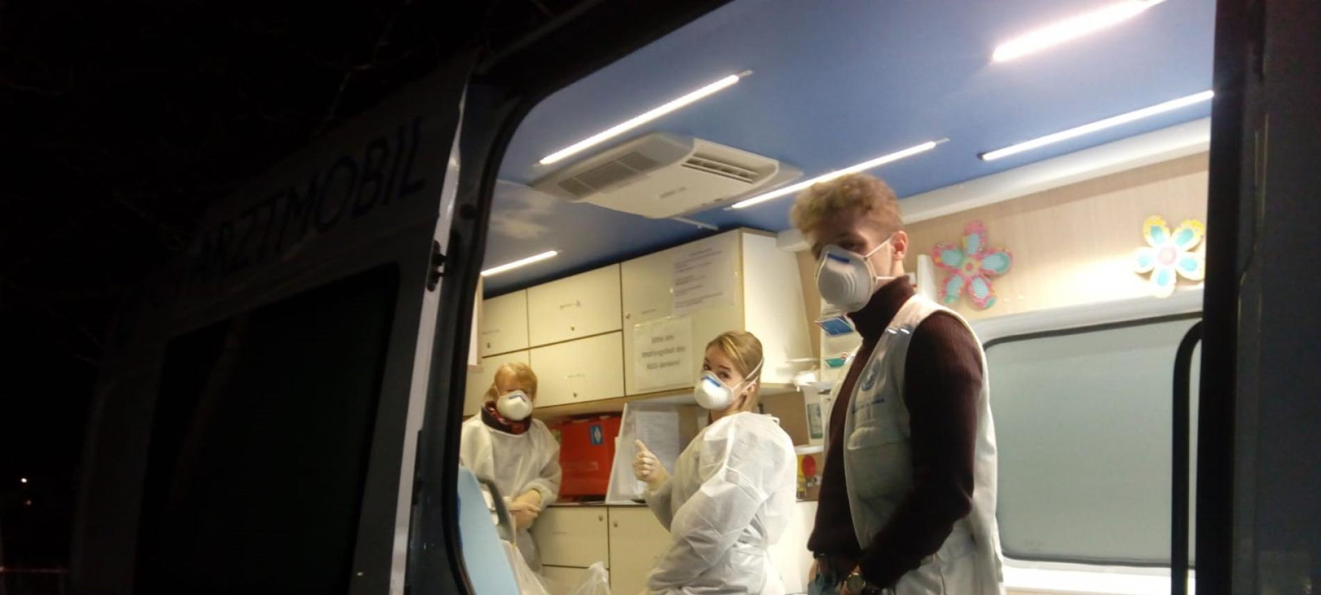 Mitarbeiter*innen von open.med arbeiten zur Zeit mit Schutzmasken 