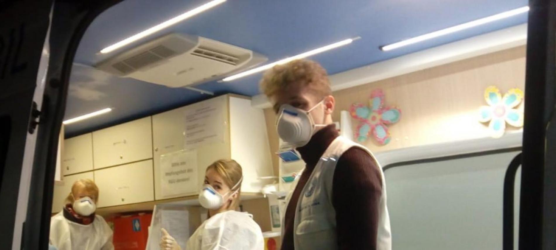 Team von open.med unterwegs mit dem Behandlungsbus. Foto: Ärzte der Welt Mitarbeiter von open.med München mit Schutzmasken. Foto: Ärzte der Welt
