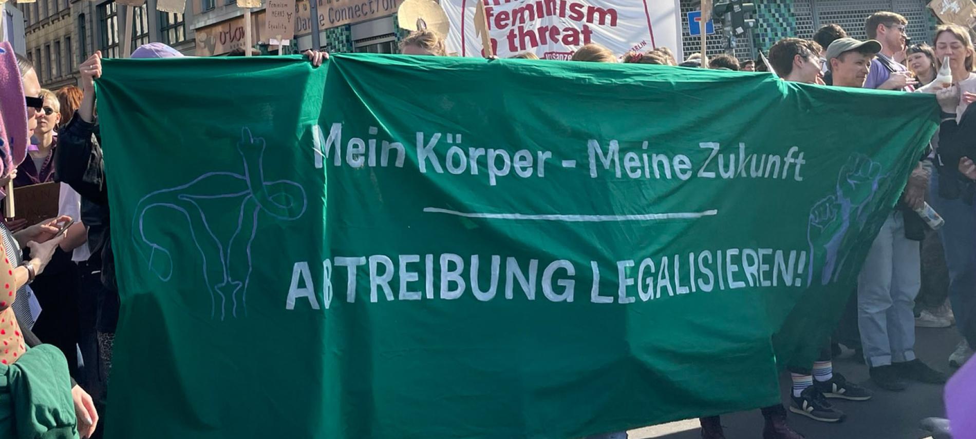 Menschen demonstrieren für die Abschaffung des §218. Foto: Ärzte der Welt