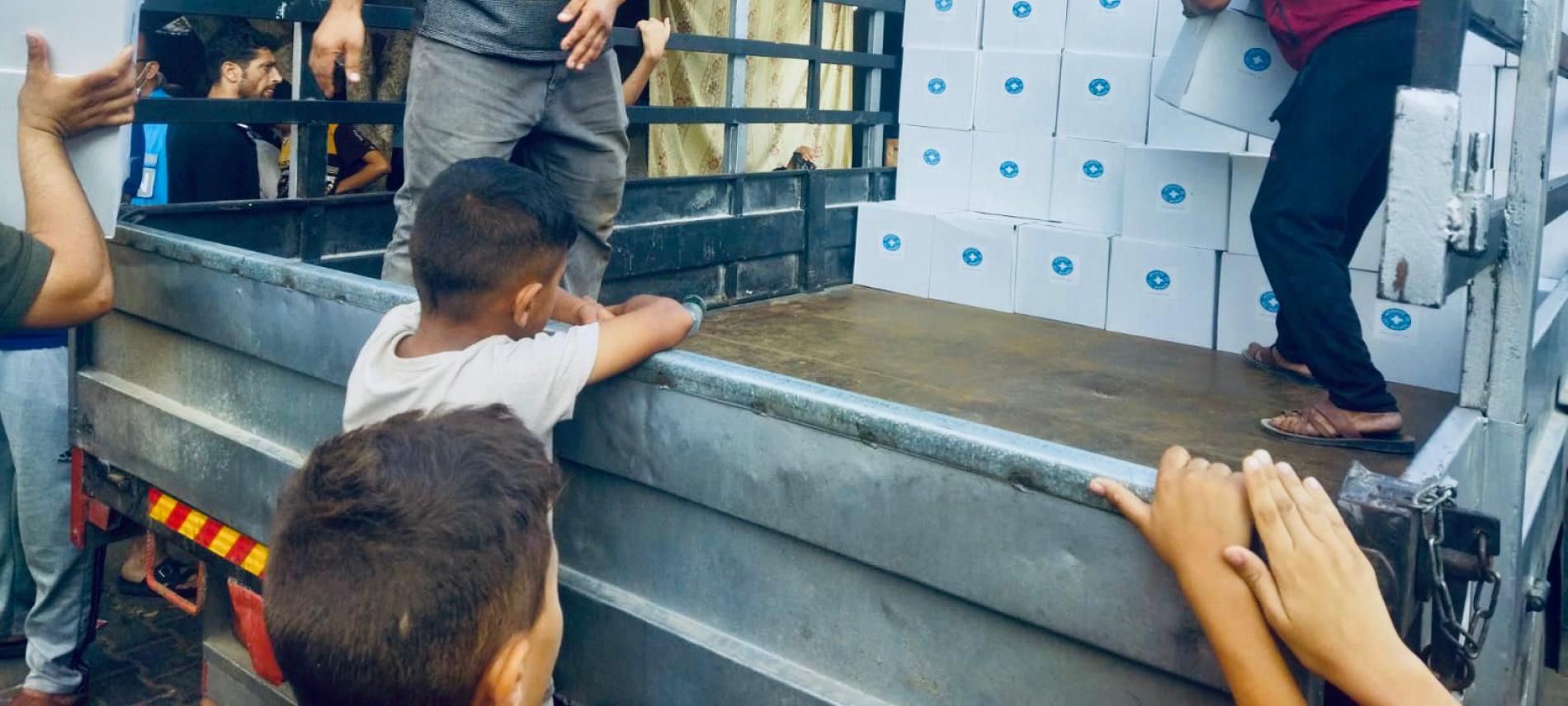 Ärzte der Welt-Mitarbeitende verteilen Hilfsgüter im Nuseirat Flüchlingslager in Gaza Verteilung von humanitärer Hilfe in Gaza
