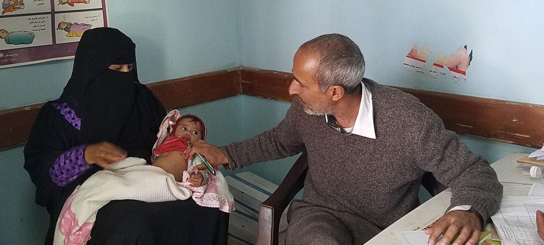 Kindersprechstunde im Yarim Krankenhaus, Jemen. Foto: Ärzte der Welt Kindersprechstunde im Yarim Kinderkrankenhaus, Jemen. Foto: Ärzte der Welt