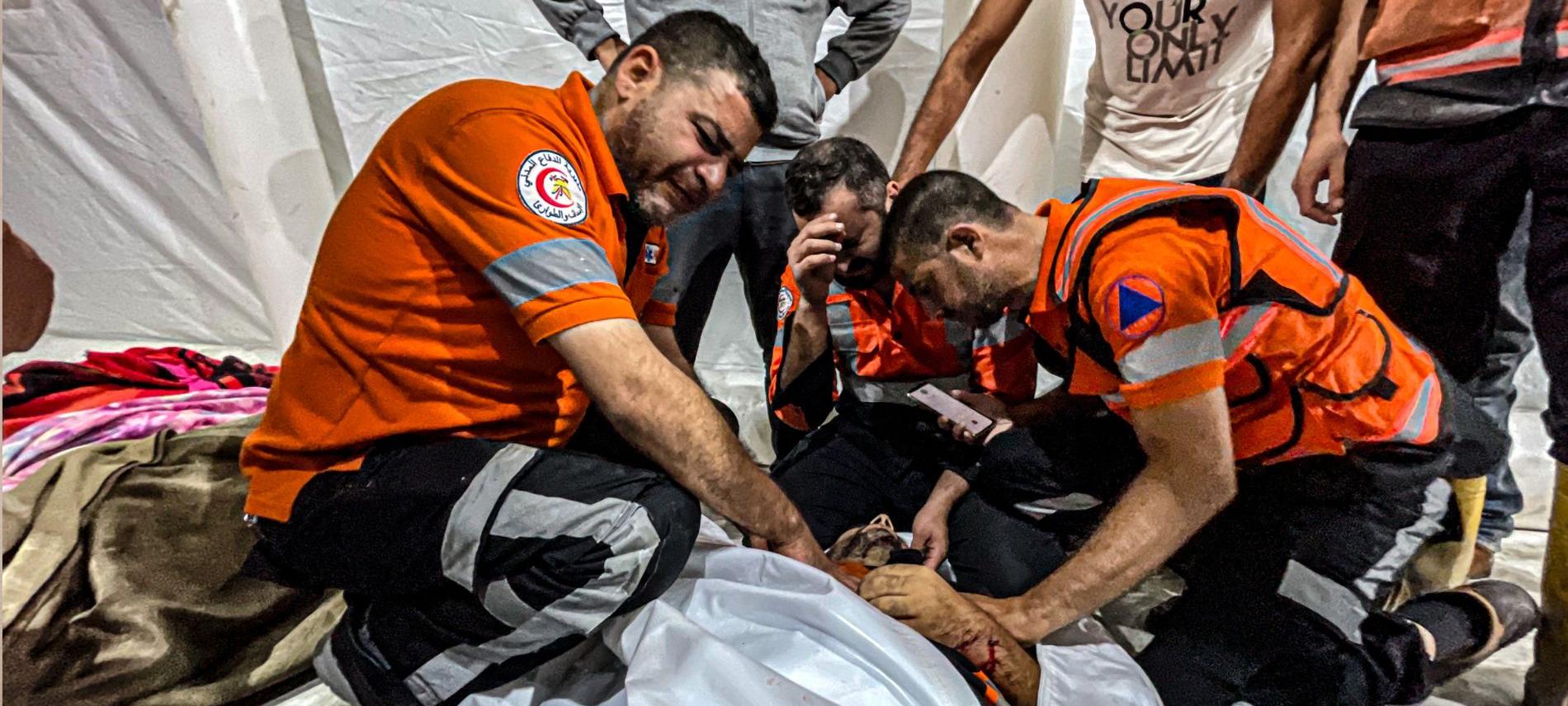Die israelischen Angriffe auf Gaza kosteten bereits Zehntausende das Leben. Foto: Mohammed Al Masri Medizinisches Personal versorgt das Opfer eines Bombenagriffs in Gaza. Foto: Mohammad Al Masri