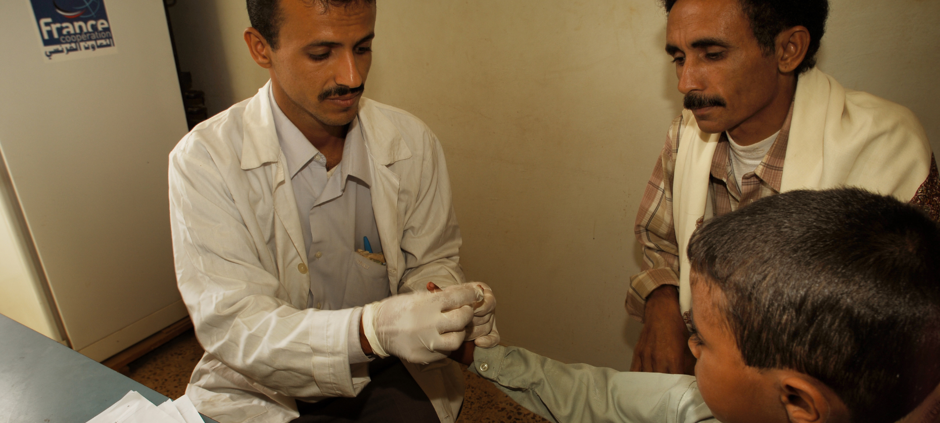 Die Bevölkerung im Jemen leidet extrem unter den Folgen des Krieges. Ein kleiner Junge wird in einem Krankenhaus von Ärzte der Welt behandelt. Foto: Jean Baptiste Lopez