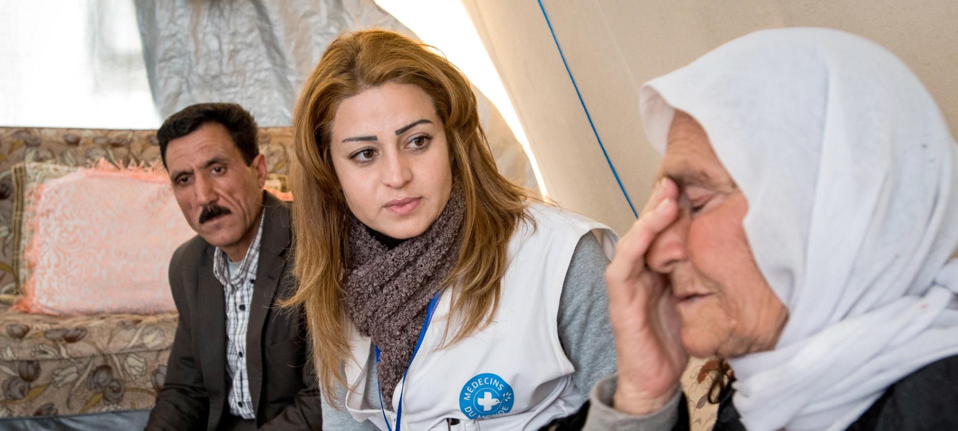 Eine Mitarbeiterin von Ärzte der Welt hört einer Bewohnerin eines Flüchtlingslagers in Jordanien zu. Foto: Guillaume Pinon