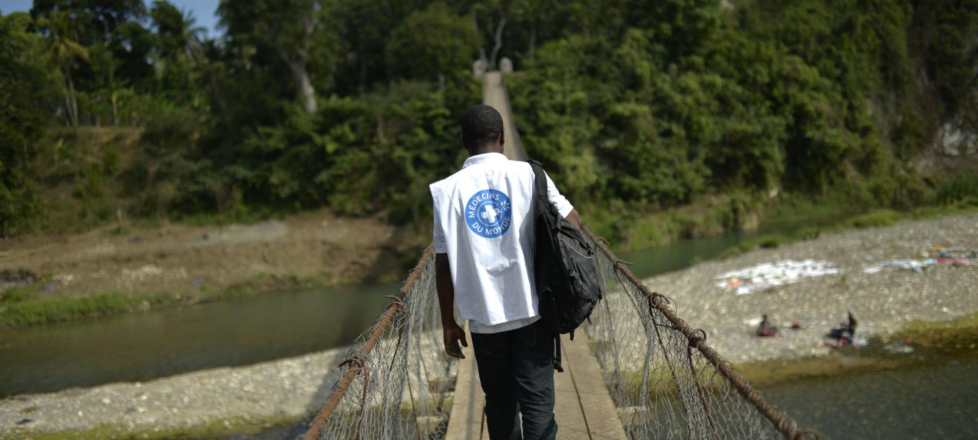 Ein Mitarbeiter von MdM in Haiti besucht abgelegene ländliche Gemeinden zu Fuß. Foto: Benoît Guenot