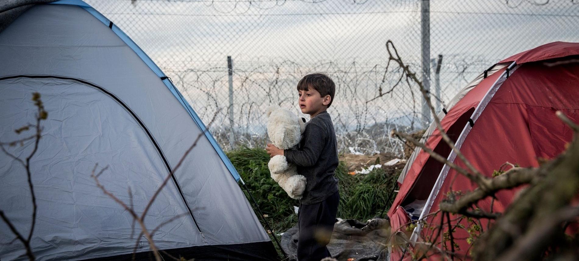 Auf den griechischen Inseln sind geflüchtete Kinder von Stacheldraht umgeben. Foto: Olmo Calvo