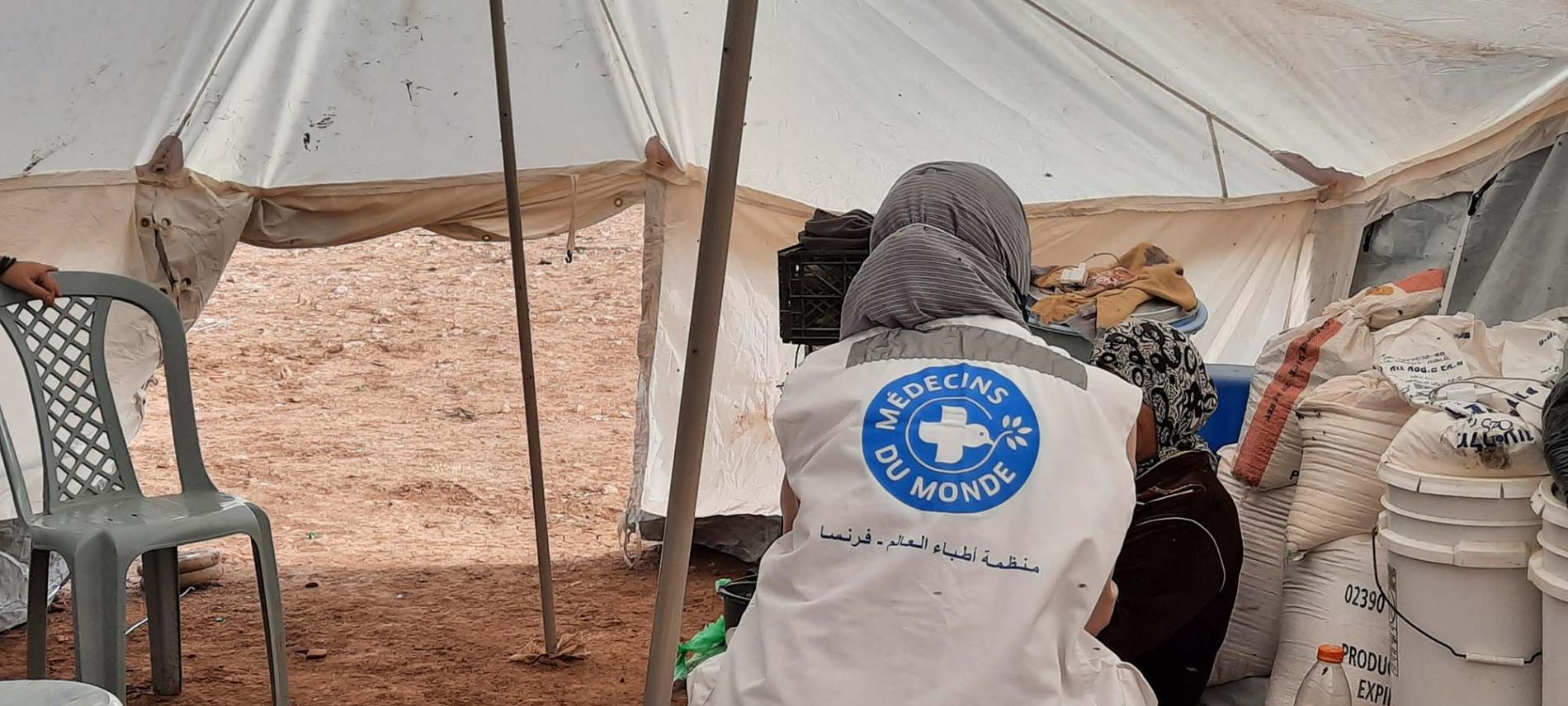 Ärzte der Welt schult Mitarbeiter*innen bei der psychologischen Versorgung der Patient*innen. Foto: Ärzte der Welt Eine Psychologin von Ärzte der Welt im Gespräch mit einer Patientin. Foto: Ärzte der Welt