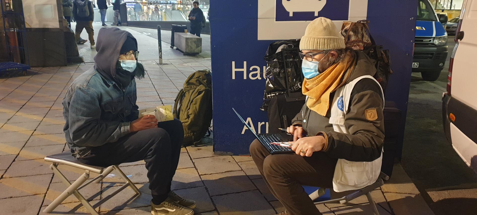 Ärzte der Welt-Mitarbeiter im Gespräch mit einem Patienten. Foto: Ärzte der Welt