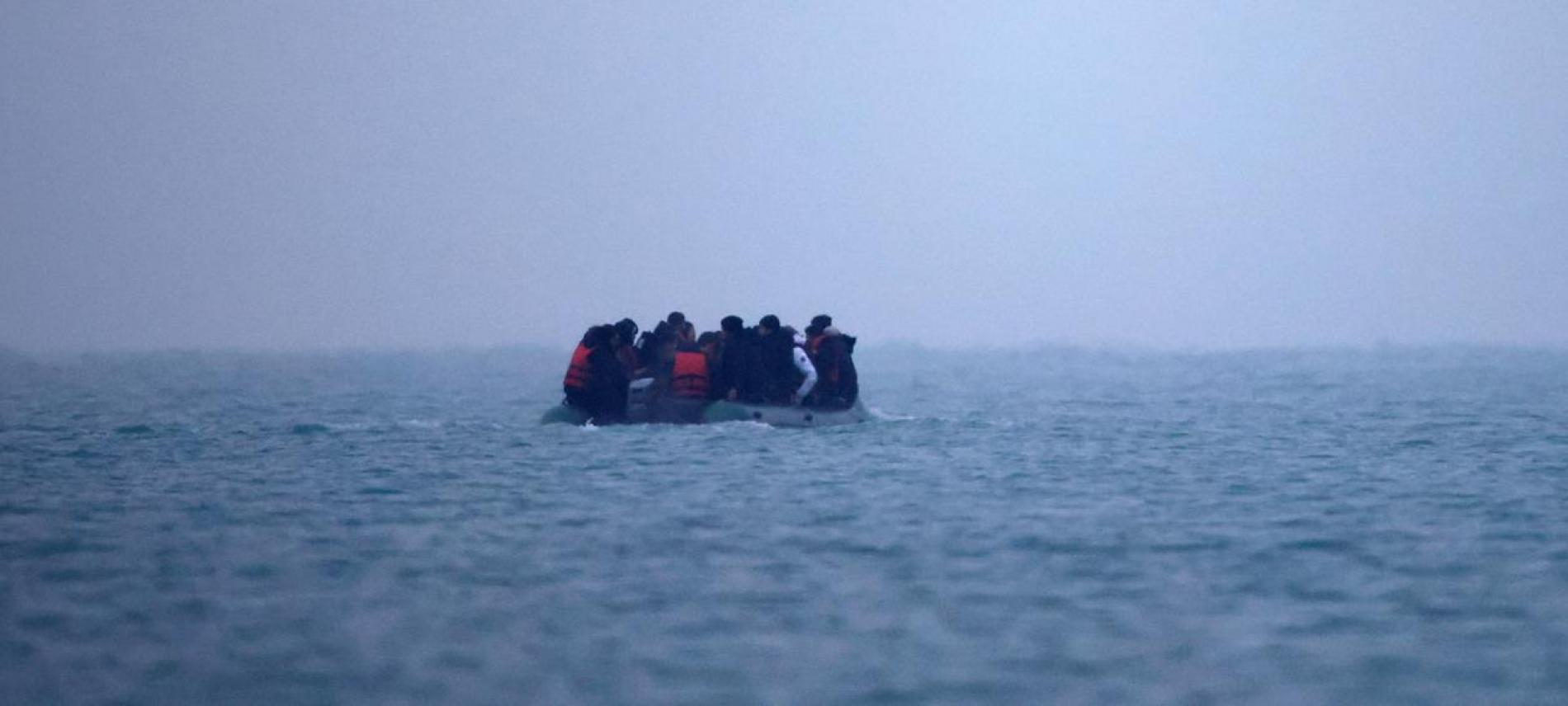 Ein Boot voller geflüchteter Menschen treibt im Meer. Eine Tragödie, für die die Politik verantwortlich ist. Foto: Ärzte der Welt