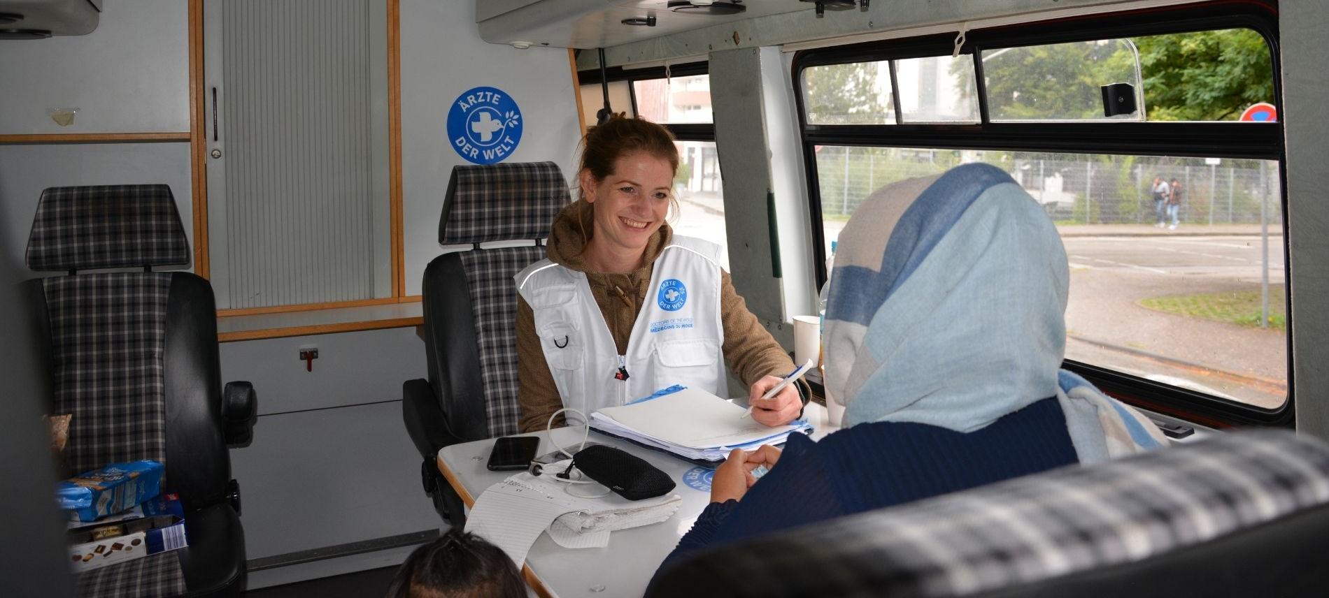 Eine Mitarbeiterin von Ärzte der Welt im Gespräch mit einer Bewohnerin eines Aufnahmezentrums für Asylbewerberinnen. Foto: Ärzte der Welt Eine Mitarbeiterin von Ärzte der Welt im Gespräch mit einer Bewohnerin eines Aufnahmezentrums für Asylbewerberinnen. Foto: Ärzte der Welt