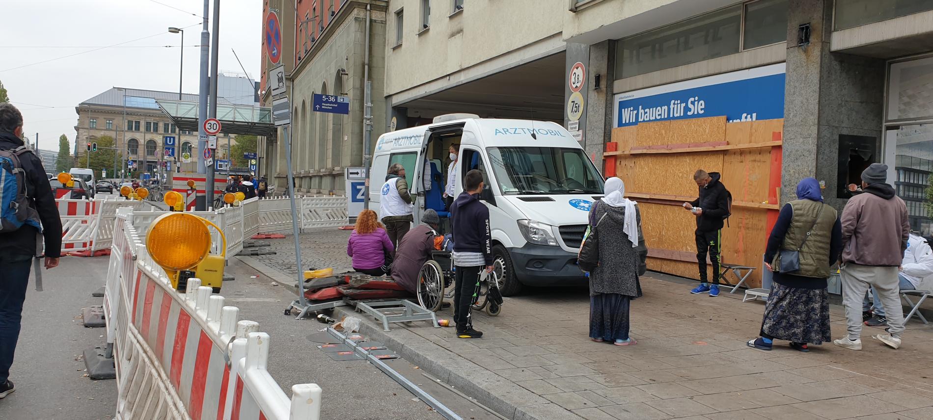 Regelmäßig versorgt das open.med-Team auch Patient*innen am Münchener Hauptbahnhof. Foto:Sedik Ari Der Ärzte der Welt-Behandlungsbus am Münchener Hauptbahnhof. Foto: Sedik Ari