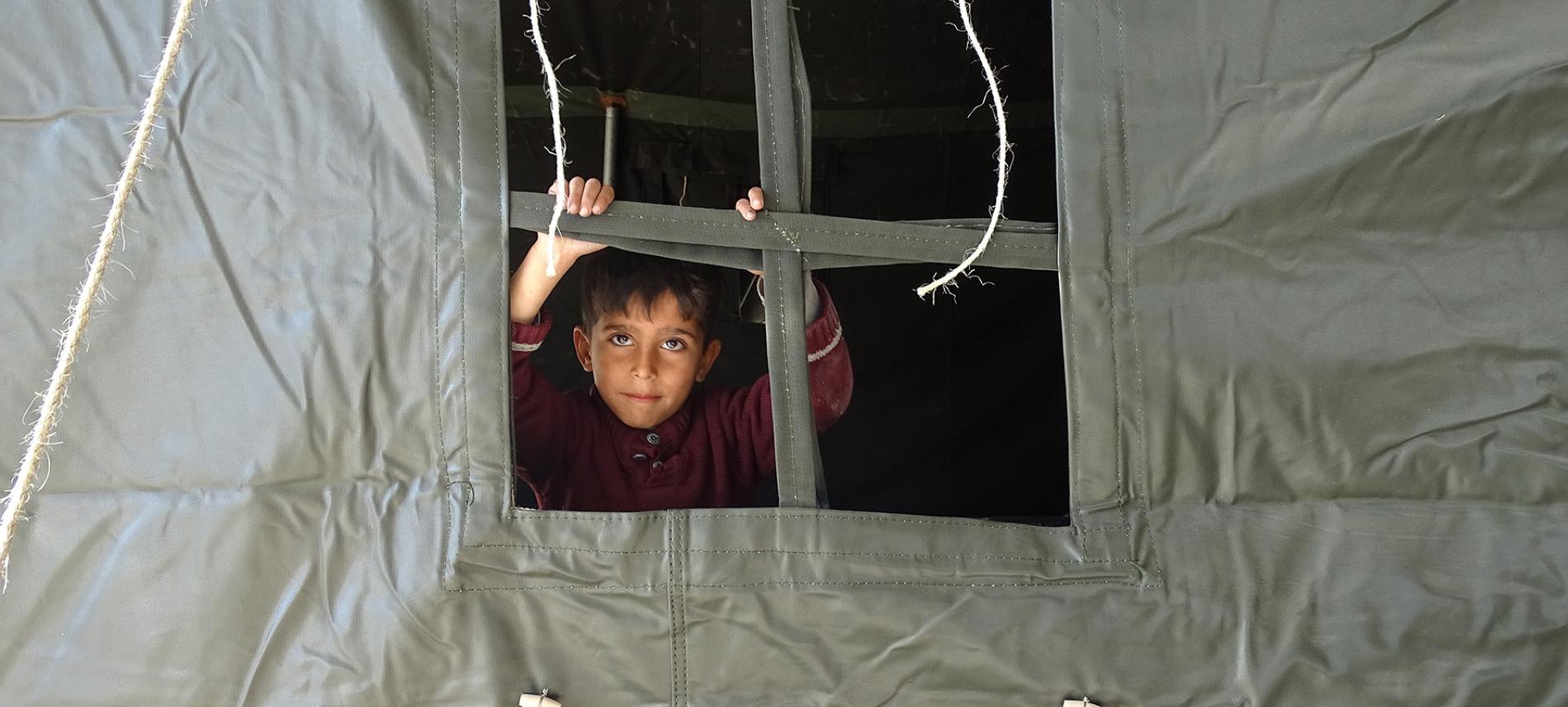 Ein Kind in einem Zelt im türkischen Erdbebengebiet. Foto: Ärzte der Welt Türkei / DDD