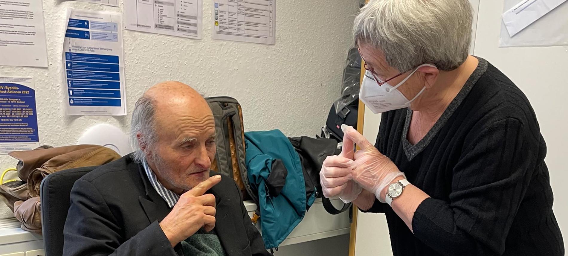 Eine ehrenamtliche Ärztin versorgt einen Patienten in Stuttgart. Foto: Ärzte der Welt