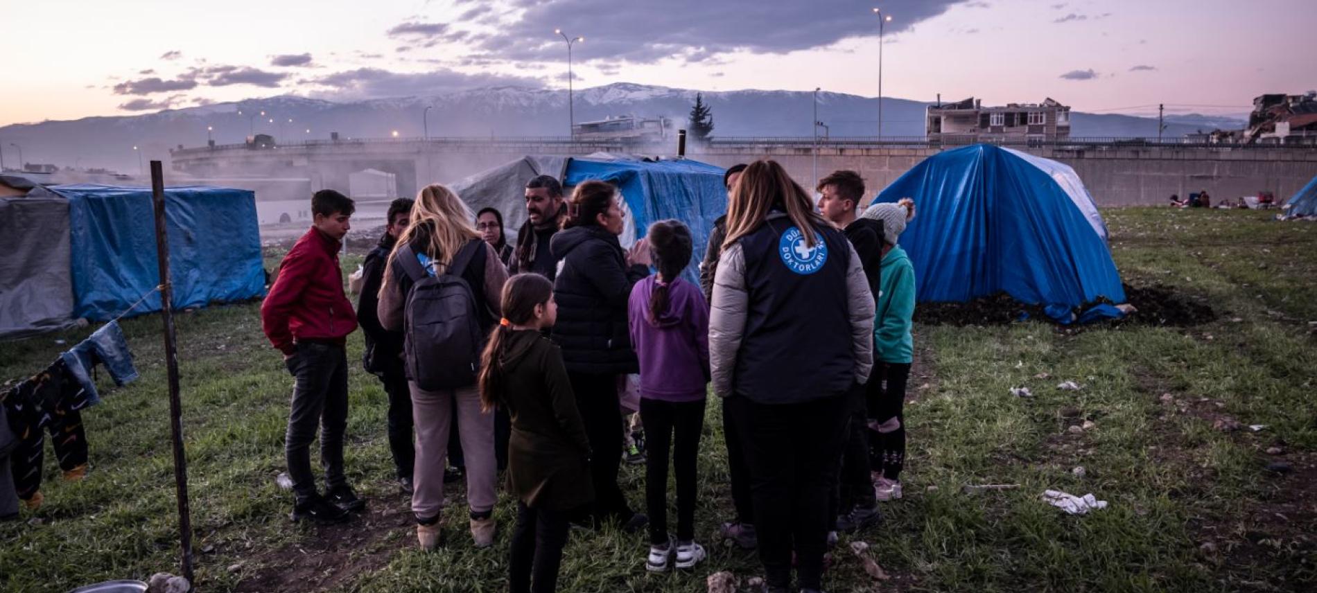 Die Erdbeben haben auch viele Menschen in Antakya obdachlos gemacht. Foto: Oliver Papegnies Überlebende des Erdbebens stehen in Antakya in der Türkei zusammen. Foto: Olivier Papegnies