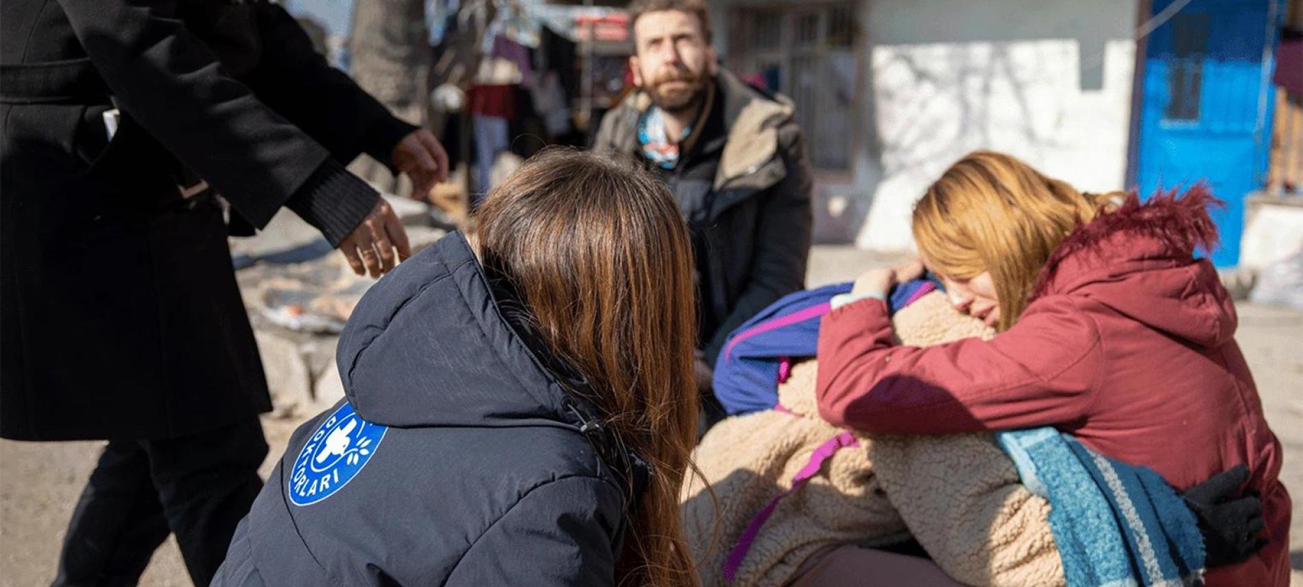 Eine Ärzte der Welt-Mitarbeiterin tröstet eine Frau, die vom Erdbeben betroffen ist. Foto: James Buck