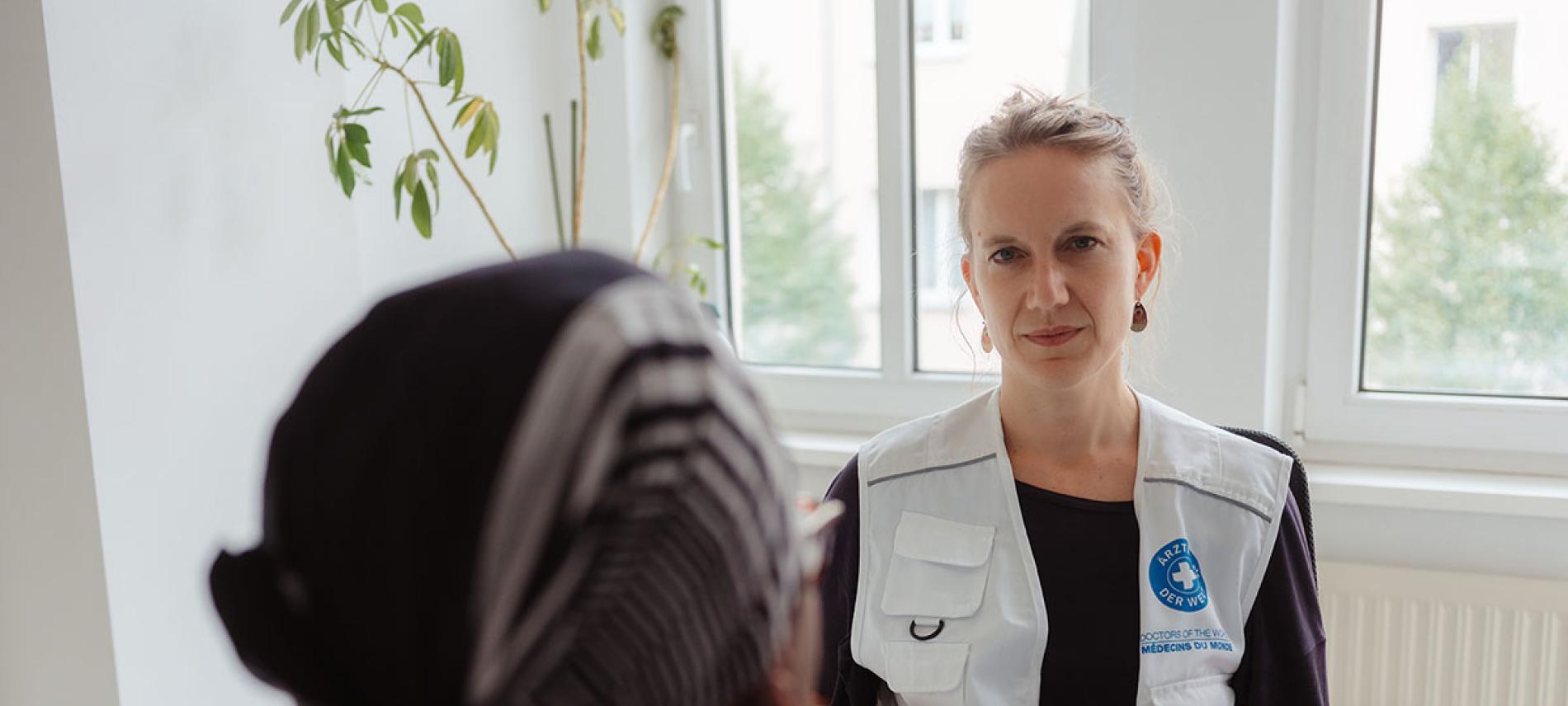 Susanne Eikenberg in einer Sprechstunde. Foto: Max Avdeev