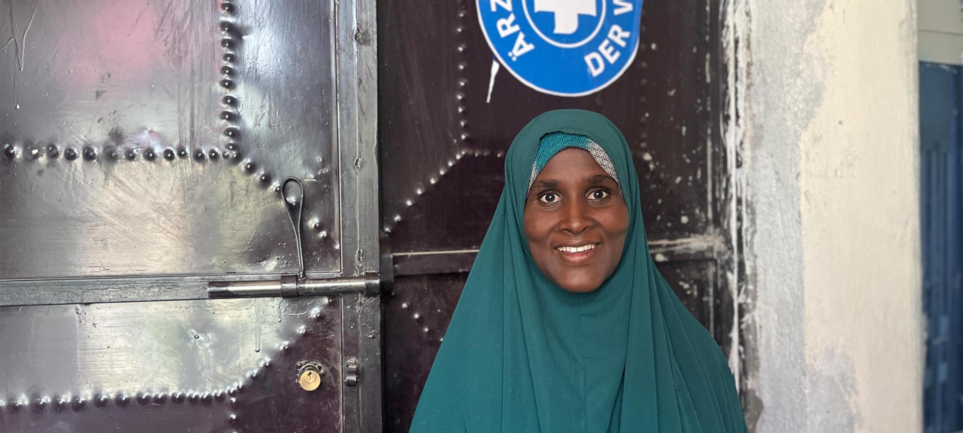 Patientin Halima Arab vor der Ärzte der Welt-Gesundheitsstation. Foto: Ärzte der Welt