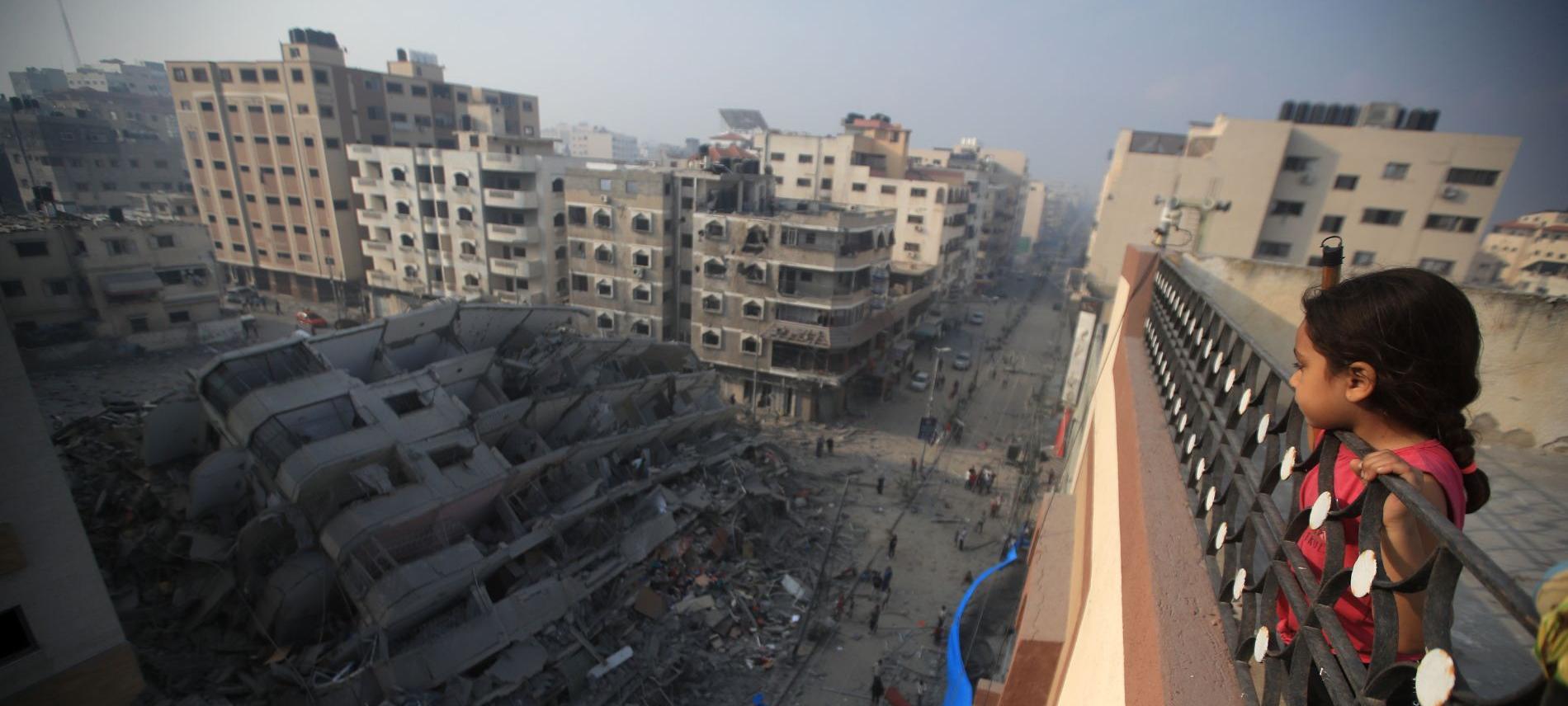 Ein palästinensisches Mädchen beobachtet die Zerstörung eines von israelischen Kampfflugzeugen bombardierten Wohngebäude in Gaza-Stadt. Foto: Mohammed Zaanoun 