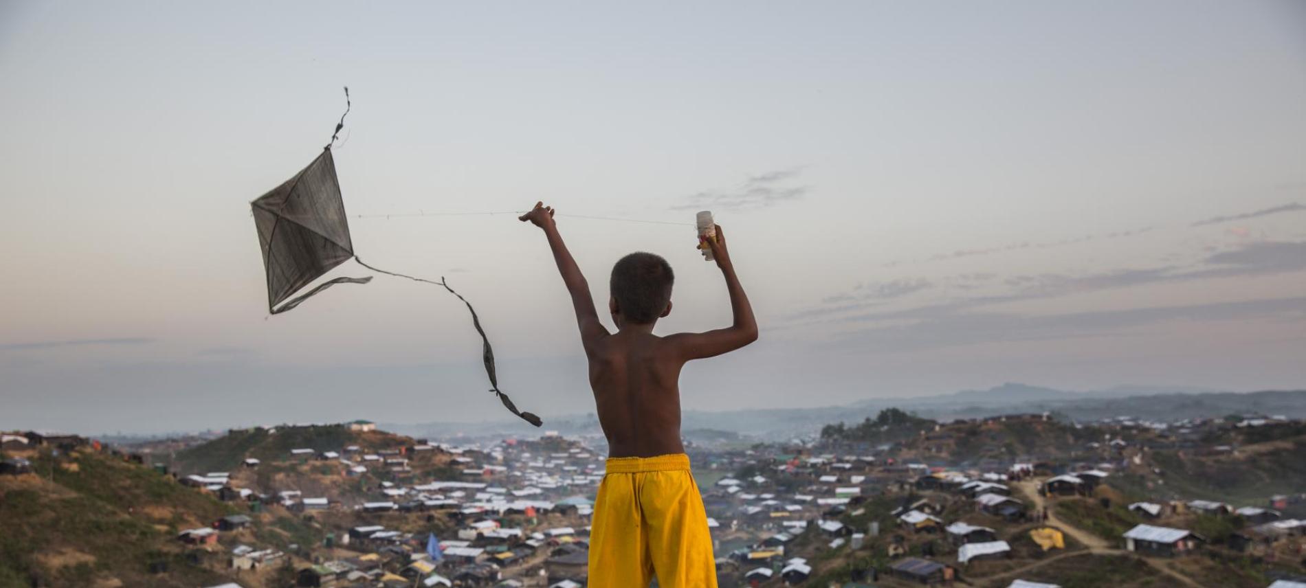 Ein Junge spielt mit seinem Drachen in einem Flüchtlingscamp, Bangladesch. Foto: A. Finistre 