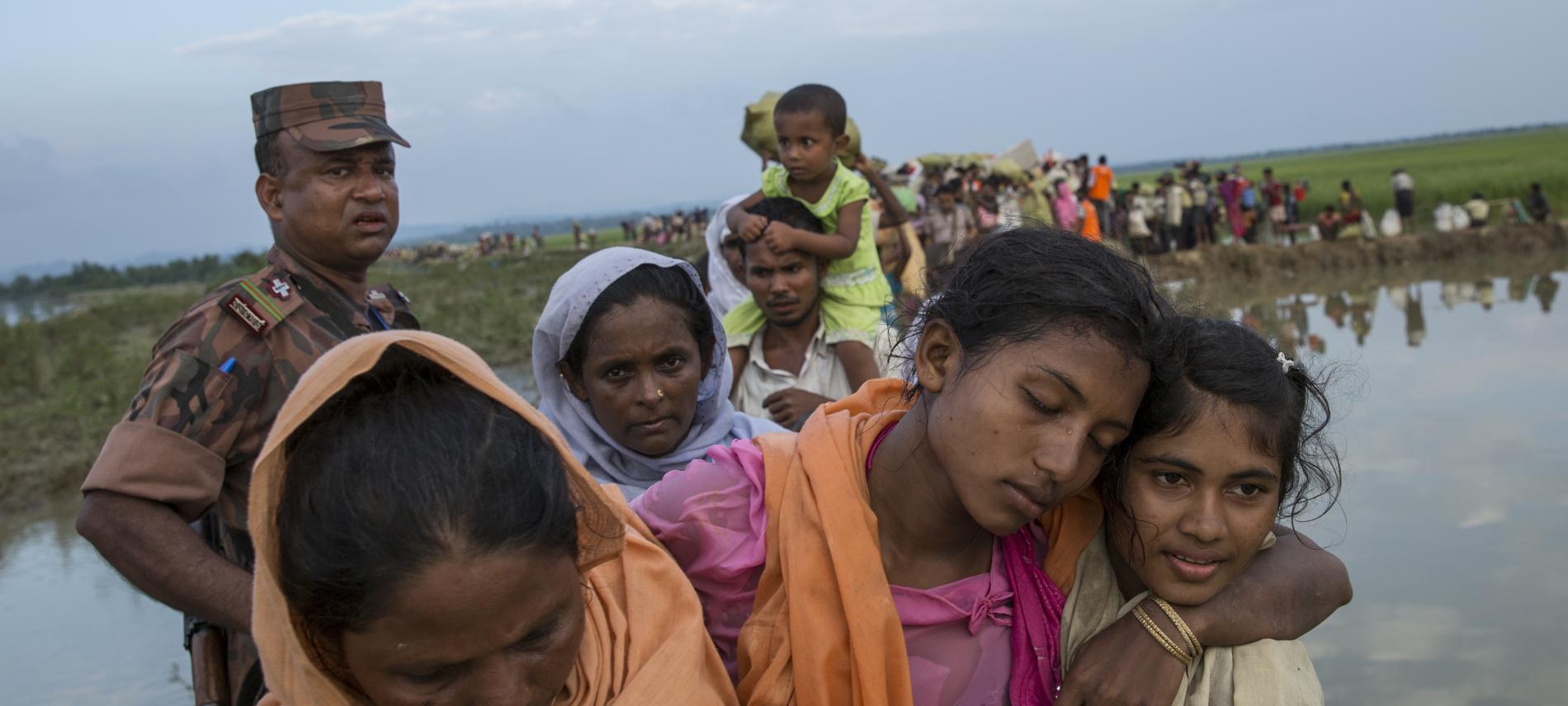Rohingya auf dem Weg in ein Flüchtlingscamp in Bangladesch. Foto: Arnaud Finistre