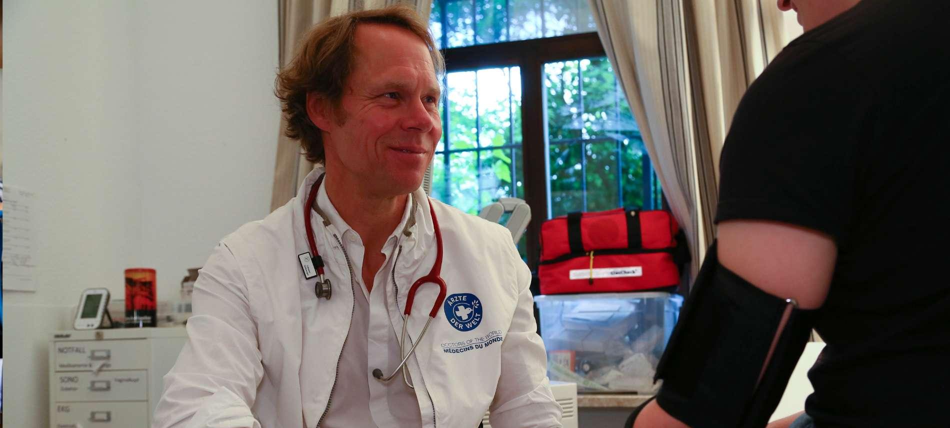 Ärzte der Welt Mitarbeiter/-in in der Münchner Praxis open.med. Foto: Mike Yousaf Ärzte der Welt Mitarbeiter/-in in der Münchner Praxis open.med. Foto: Mike Yousaf