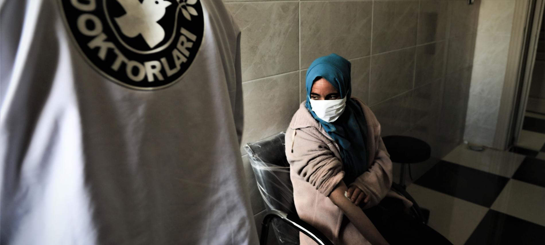 Eine Frau in Afrin im Krankenhaus. Foto: Ärzte der Welt / Dünya Doktorları Derneği (DDD)