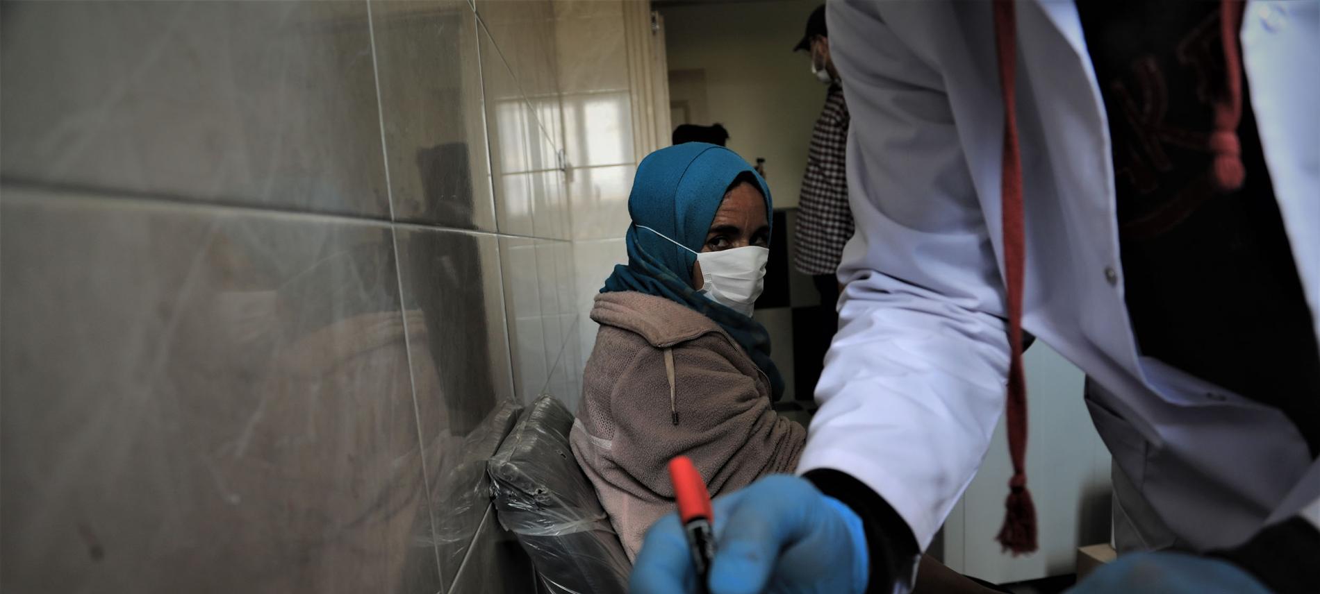 Eine Patientin wartet in einer Gesundheitsstation von Ärzte der Welt Türkei. Foto: Ärzte der Welt