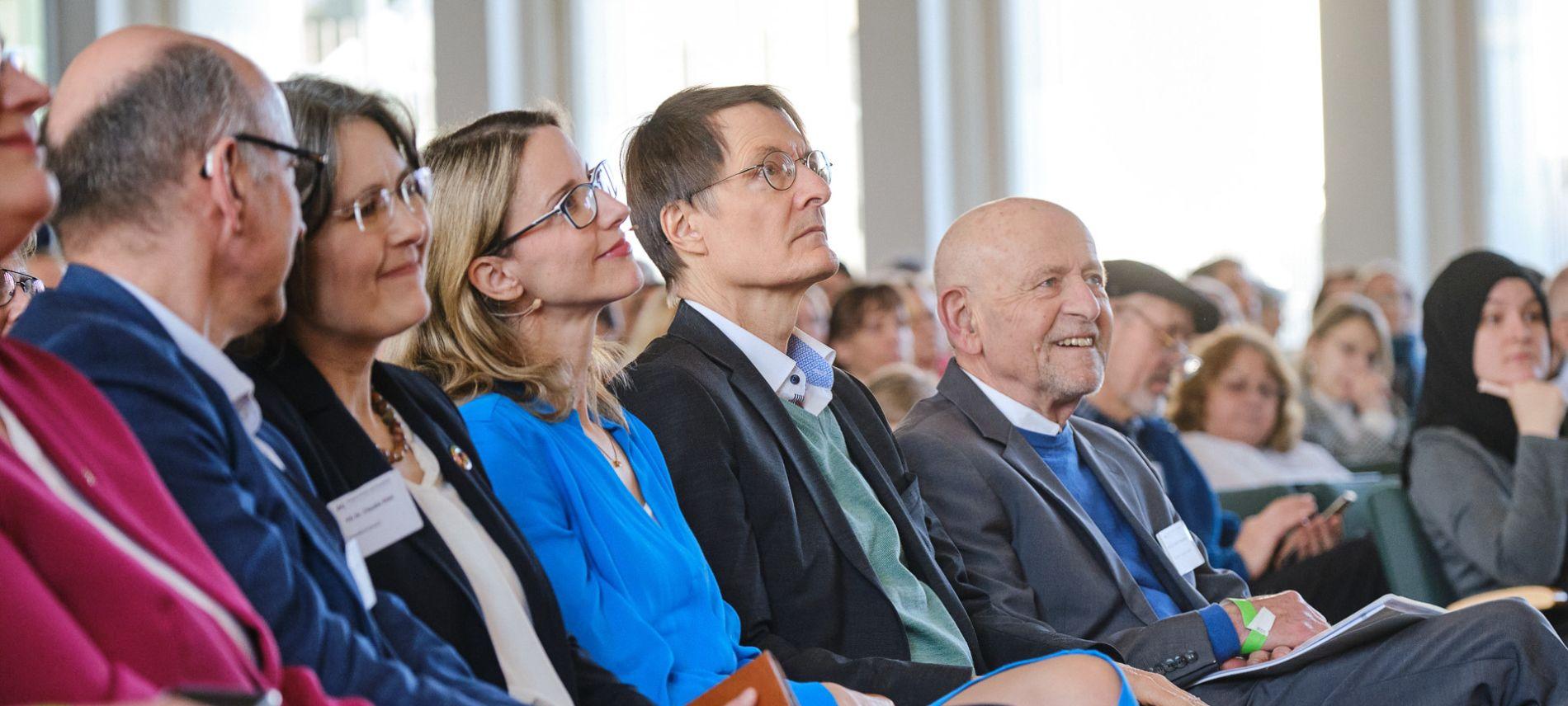 Gesundheitsminister Karl Lauterbach und Ethikrat Vorsitzende Alena Buys beim Kongress Armut und Gesundheit. Foto: André Wagenzik