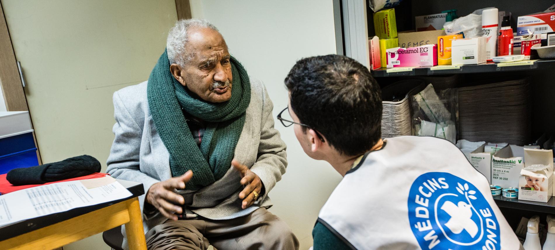 Ein älterer Man wird in einer belgischen Praxis von Ärzte der Welt versorgt. Foto: Kristof Vadino