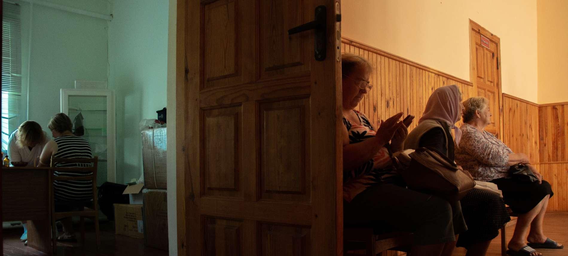Der Krieg in der Ukraine hat schwere Folgen für das Gesundheitssystem: Pietro Chekal  Patient*innen warten in einer ukrainischen Gesundheitseinrichtung. Foto: Pietro Chekal