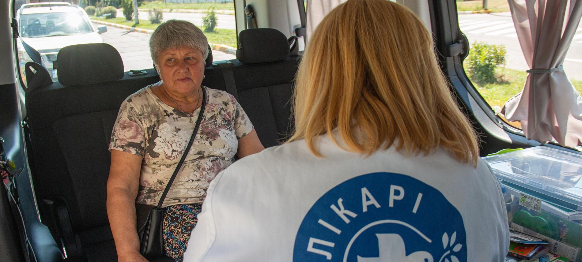 Eine Psychologin von Ärzte der Welt im Gespräch mit einer Patientin in Bucha. Foto: Pietro Chekal