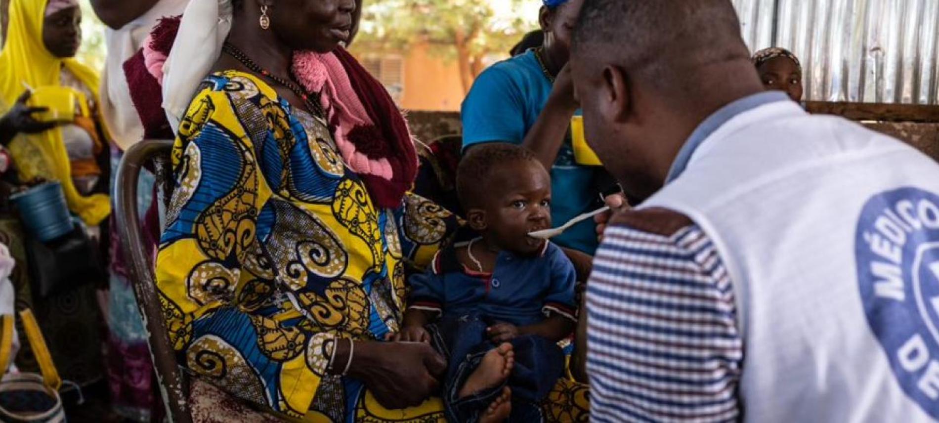 Ein Arzt untersucht in Kind in Burkina Faso. Foto: Juan Luis Rod / Ärzte der Welt