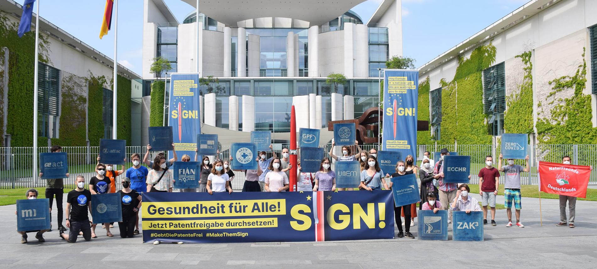 Demonstration vor dem Kanzleramt der Kampagne Make them Sign. Foto: Uwe Hiksch