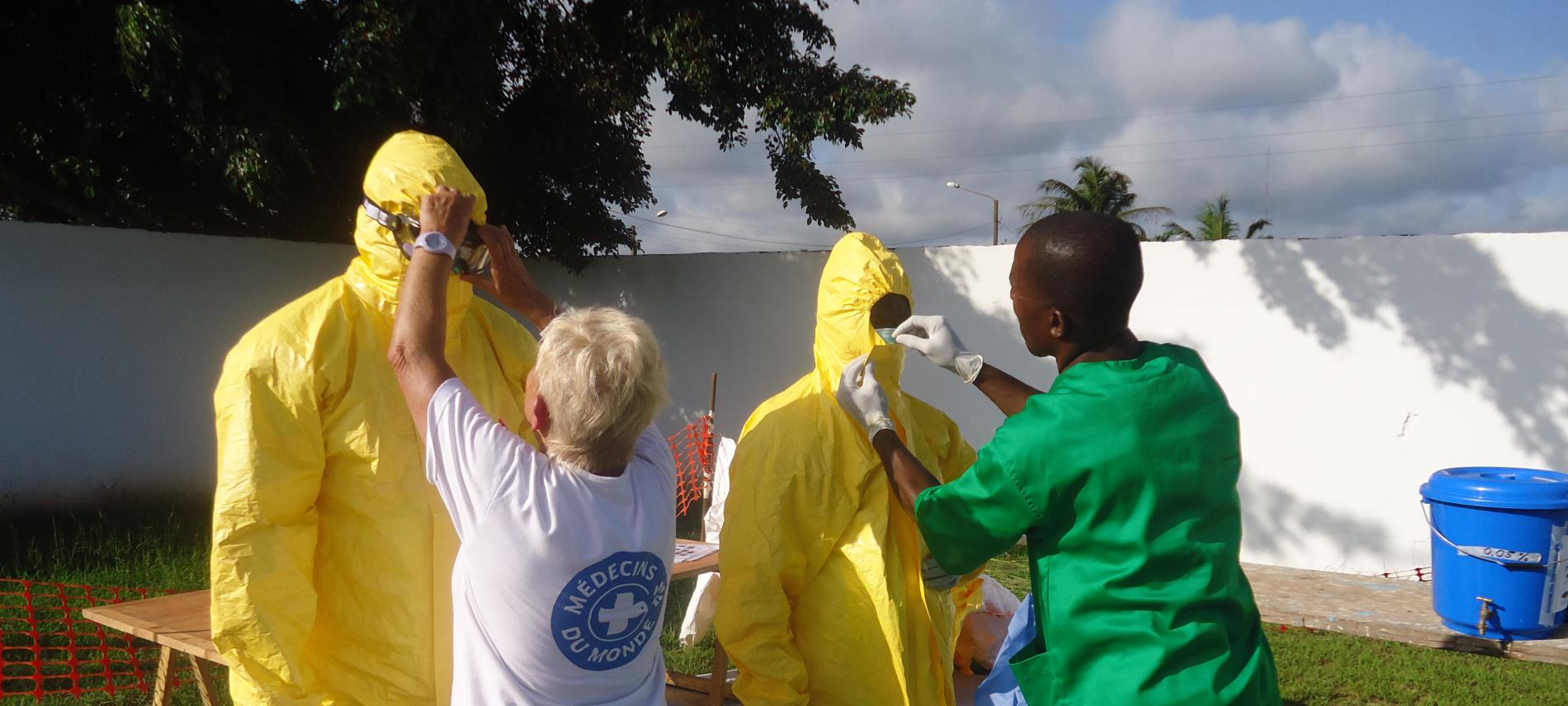 Vorbereitungen zur Behandlung von Ebola Patient(inn)en an der Elfenbeinküste. Foto: Ärzte der Welt