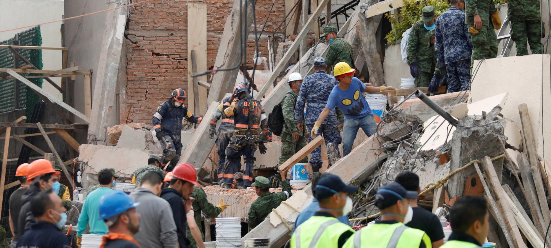 Helfer zwischen Trümmern nach Erdbeben in Mexiko