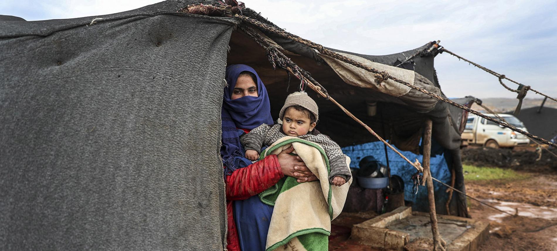 Trotz der eisigen Kälte müssen die geflüchteten Menschen in Syrien in provisorischen Zelten leben. Foto: Esra Hacioglu_Anadolu Agency via AFP