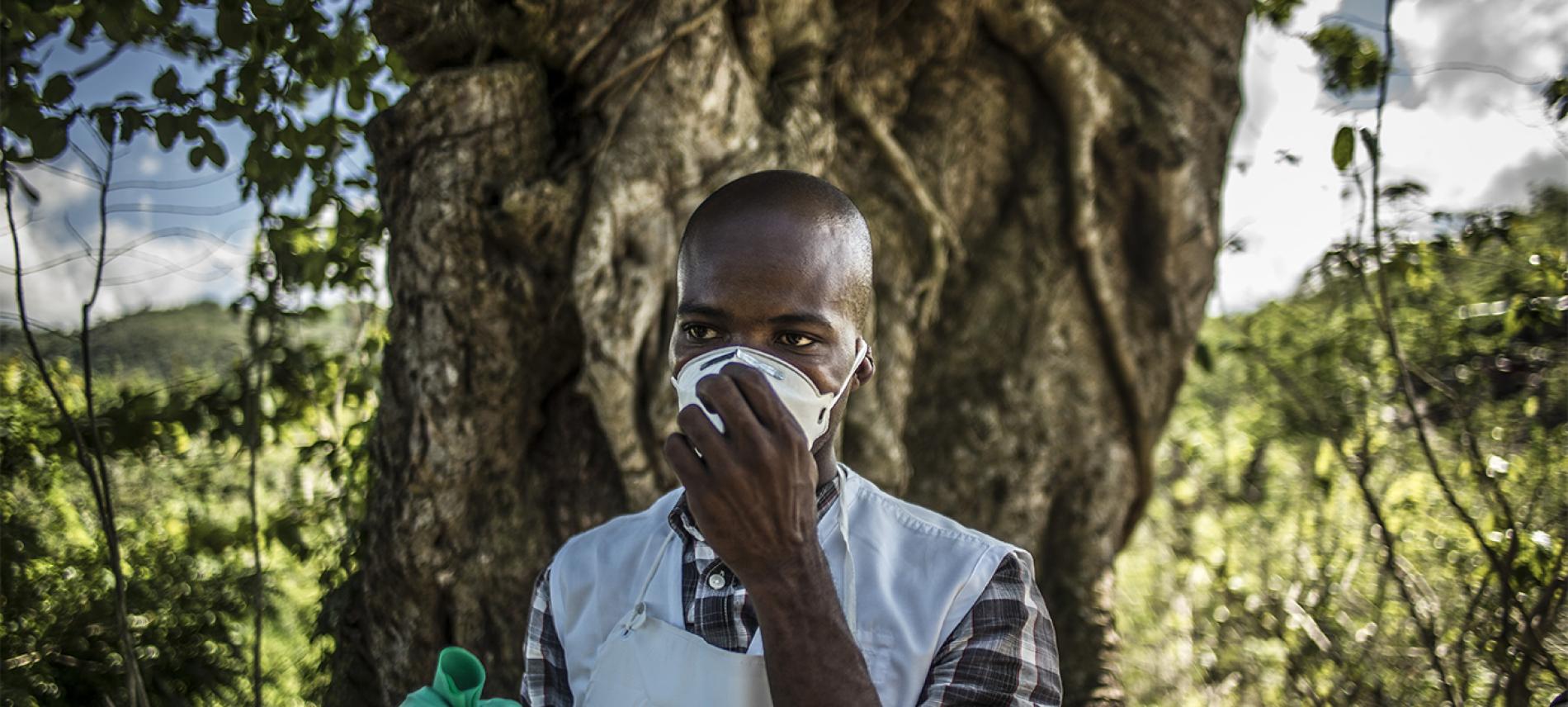 Ärzte der Welt setzt sich für die Eindämmung der Coronapandemie ein. Foto: Nicolas Fuchs Ein Mitarbeiter von Ärzte der Welt mit Schutzmaske. Foto: Nicolas Fuchs
