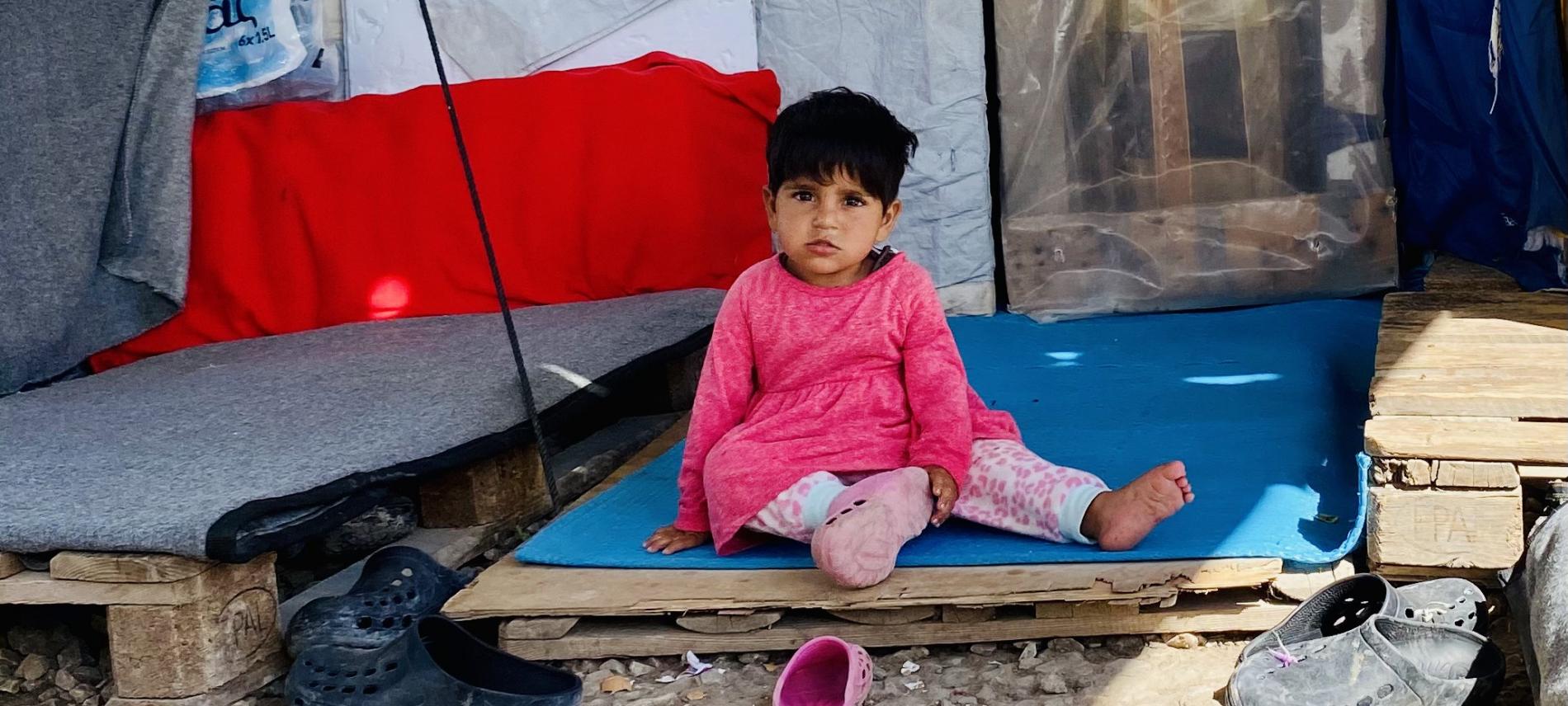 Eine junge Bewohnerin des Lagers Kara Tepe auf der Insel Lesbos steht an der Schwelle der Notunterkunft ihrer Familie. Foto: Chris Schmid