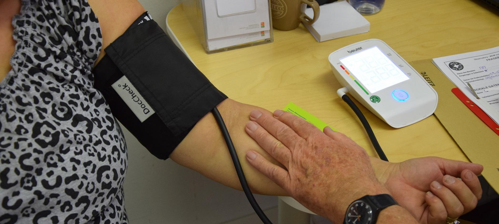 Ein Arzt misst den Blutdruck einer Patientin. Foto: Ärzte der Welt