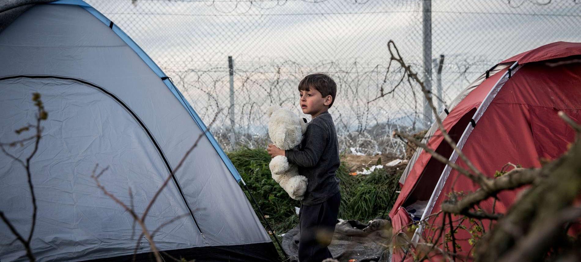 Ein Flüchtlingskind schläft im Freien 