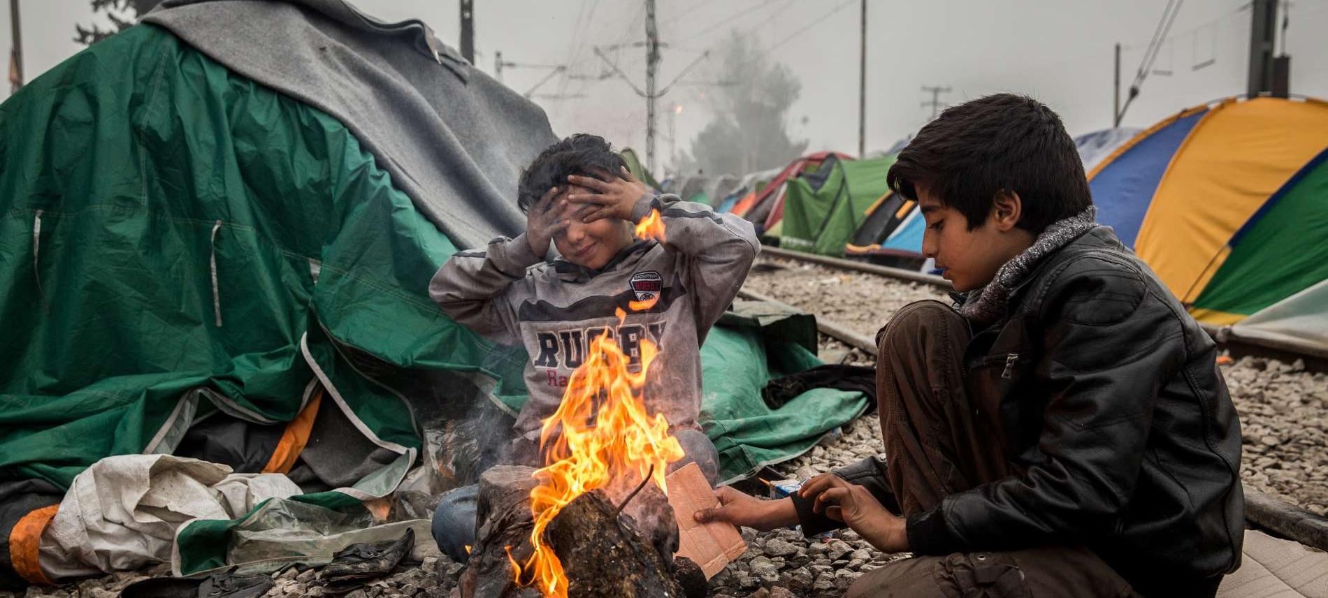 Rauch und Feuer gefährden die Gesundheit der Flüchtlinge. Foto: Olmo Calvo Rauch und Feuer gefährden die Gesundheit der Flüchtlinge. Foto: Olmo Calvo