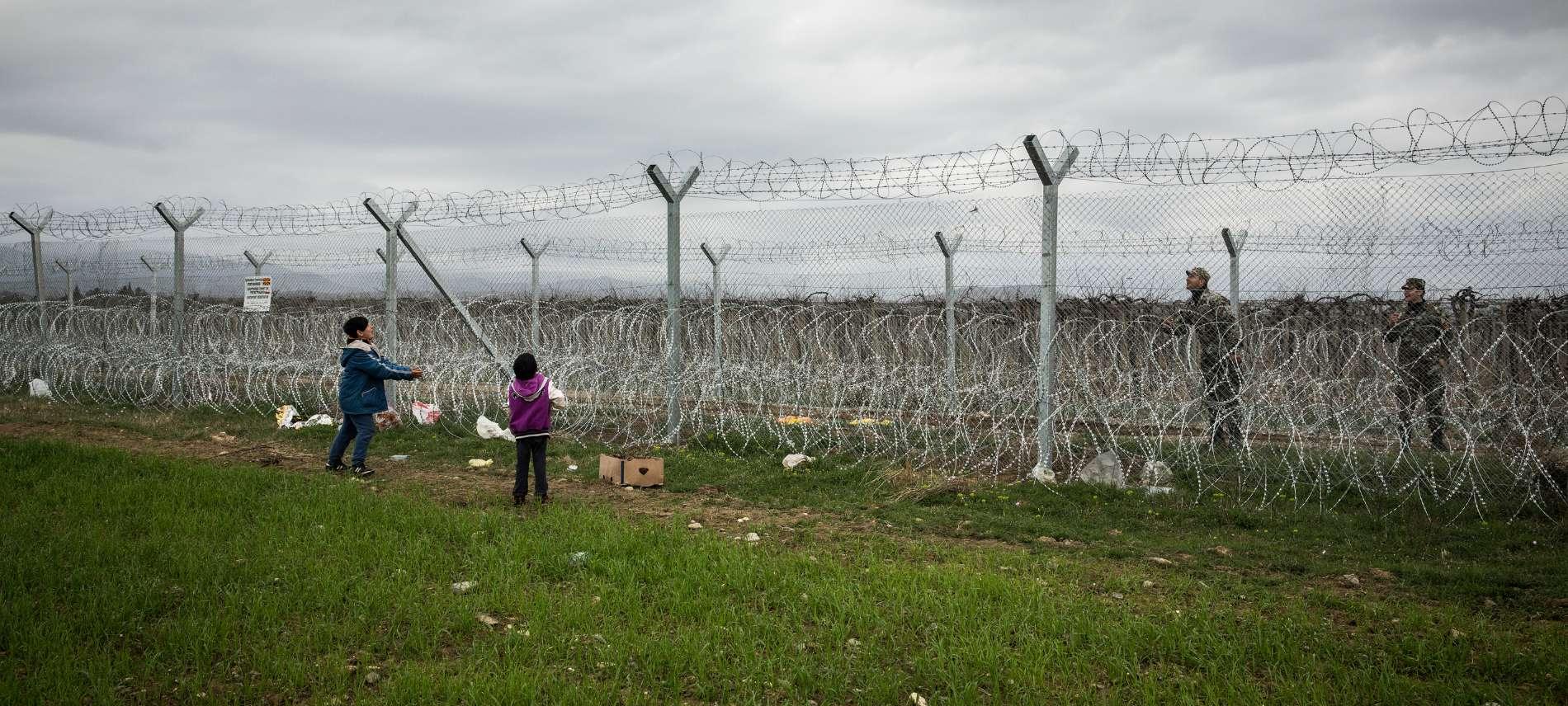 Kinder am Grenzzaun in Griechenland. Foto: Ärzte der Welt